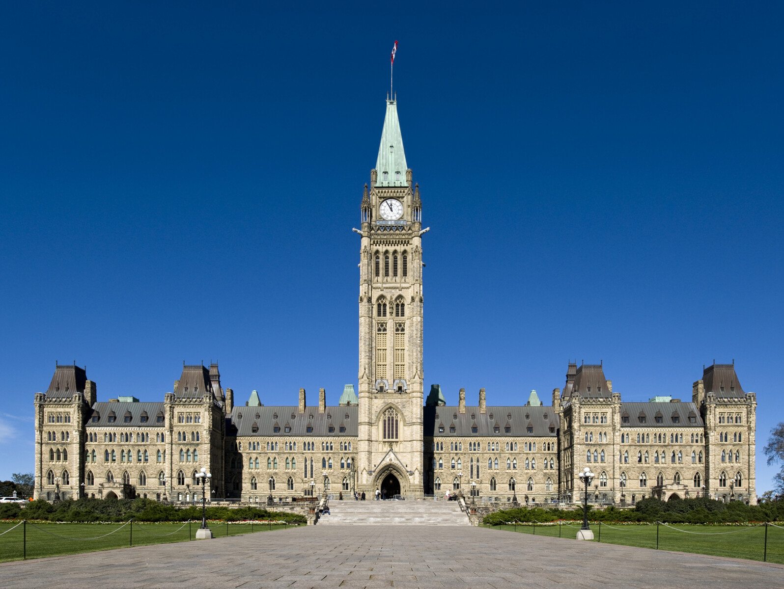 Centre Block Parliament Hill By Saffron Blaze - Own work, CC BY-SA 3.0, https://commons.wikimedia.org/w/index.php?curid=28678264
